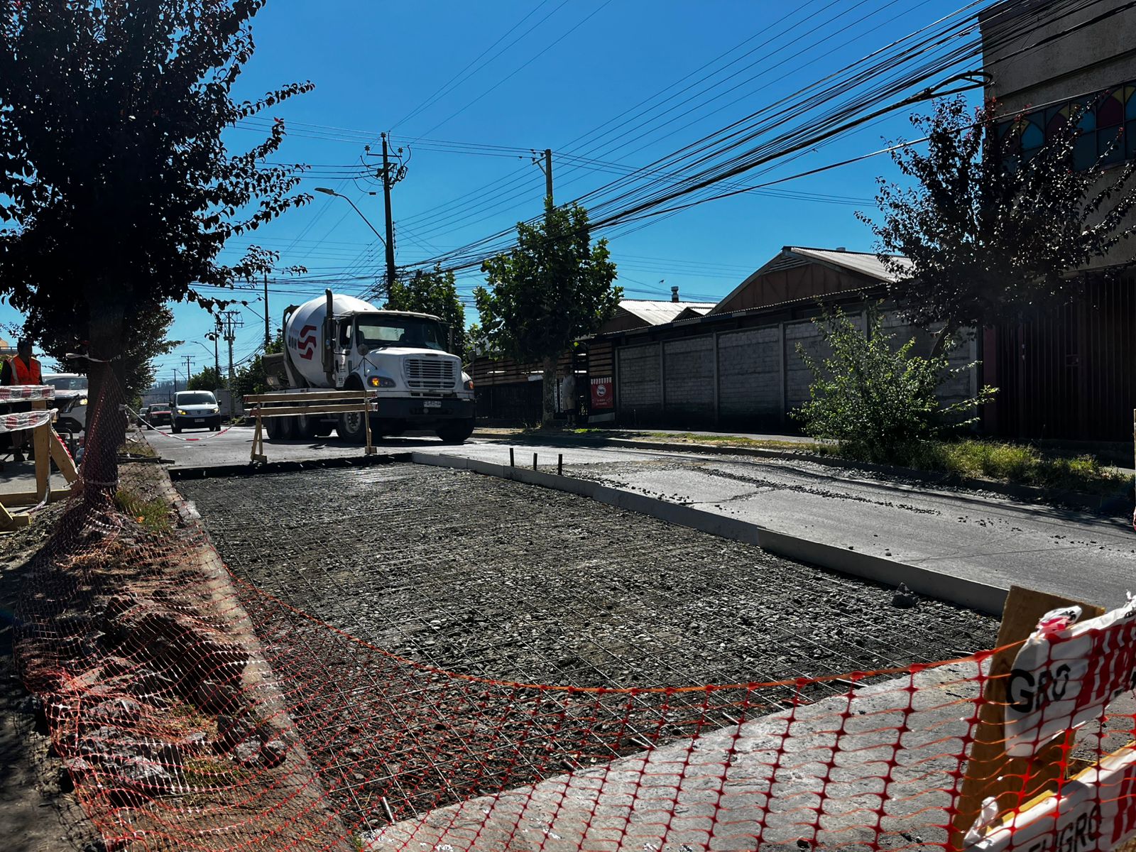 Municipio refuerza mejoramiento vial con bacheos en sectores clave de la comuna
