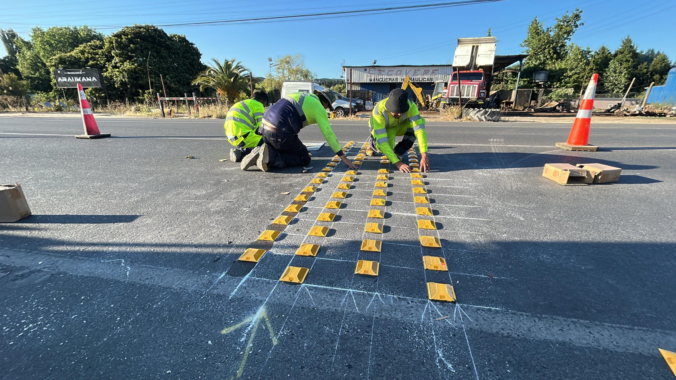 Municipalidad de Laja inicia instalación bandas de alerta para reforzar la seguridad vial y reducir la velocidad