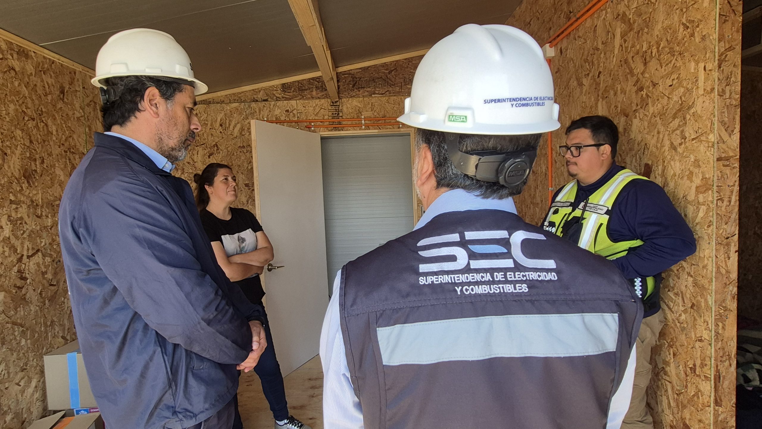 Autoridades inspeccionan instalaciones eléctricas en viviendas de emergencia gestionadas por el Municipio de Laja