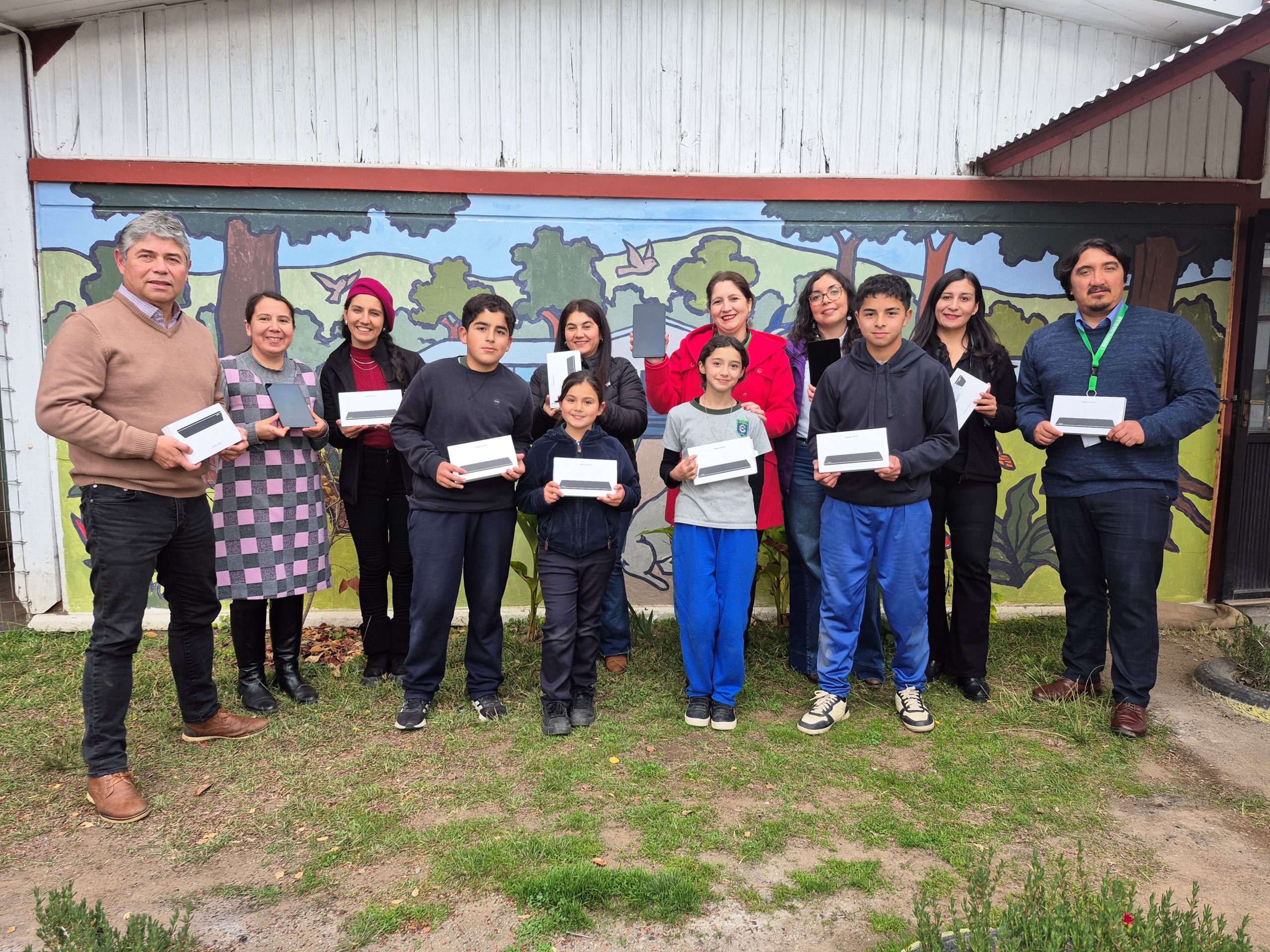CMPC entrega tablets a estudiantes de la Escuela Las Ciénagas tras robo que afectó al establecimiento