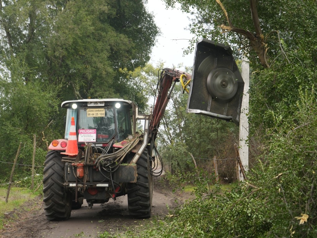 Municipalidad de Laja fortalece mantención de caminos rurales con maquinaria especializada