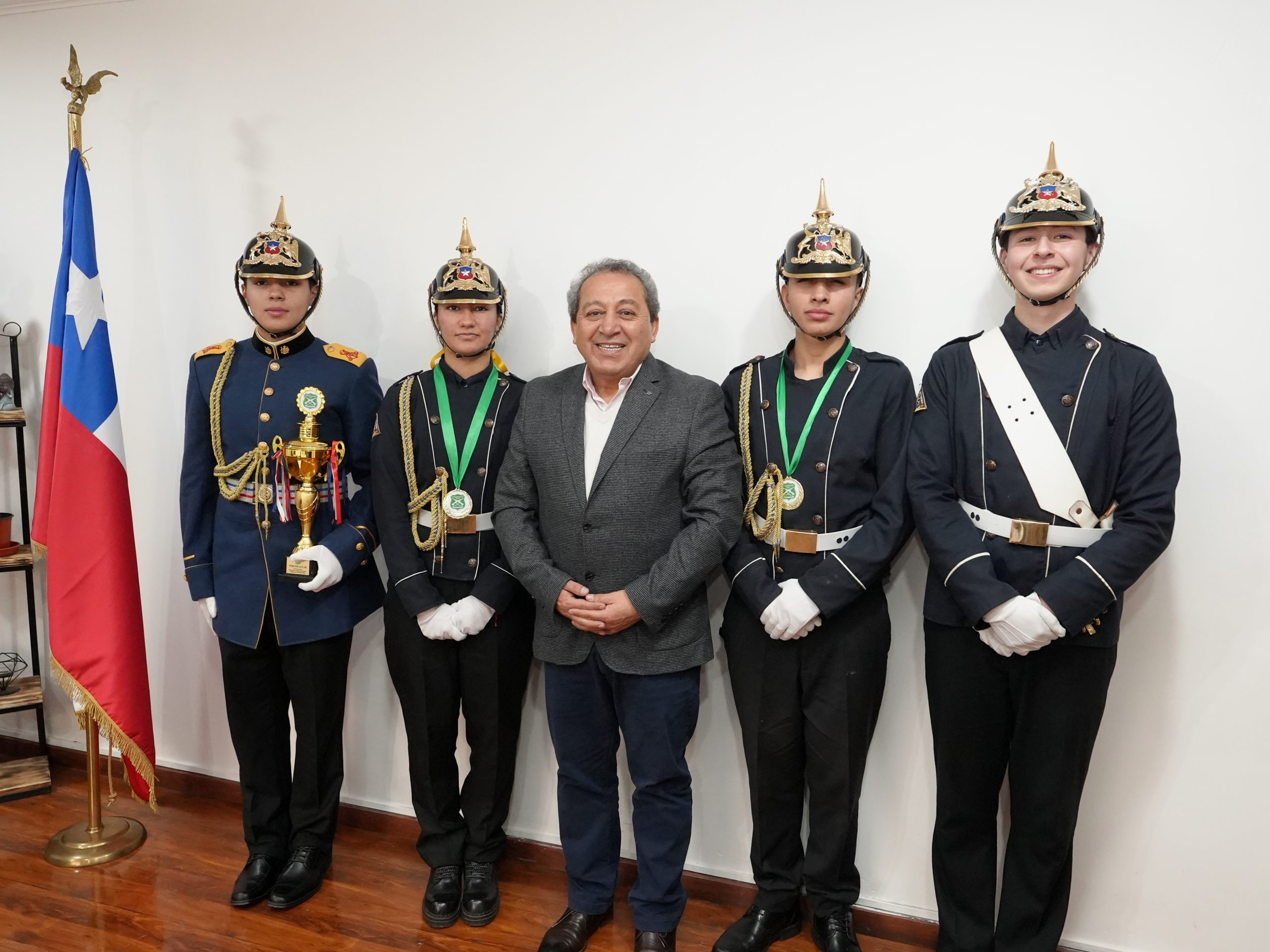 Jóvenes de nuestra Banda de Guerra reciben reconocimiento por destacada participación regional