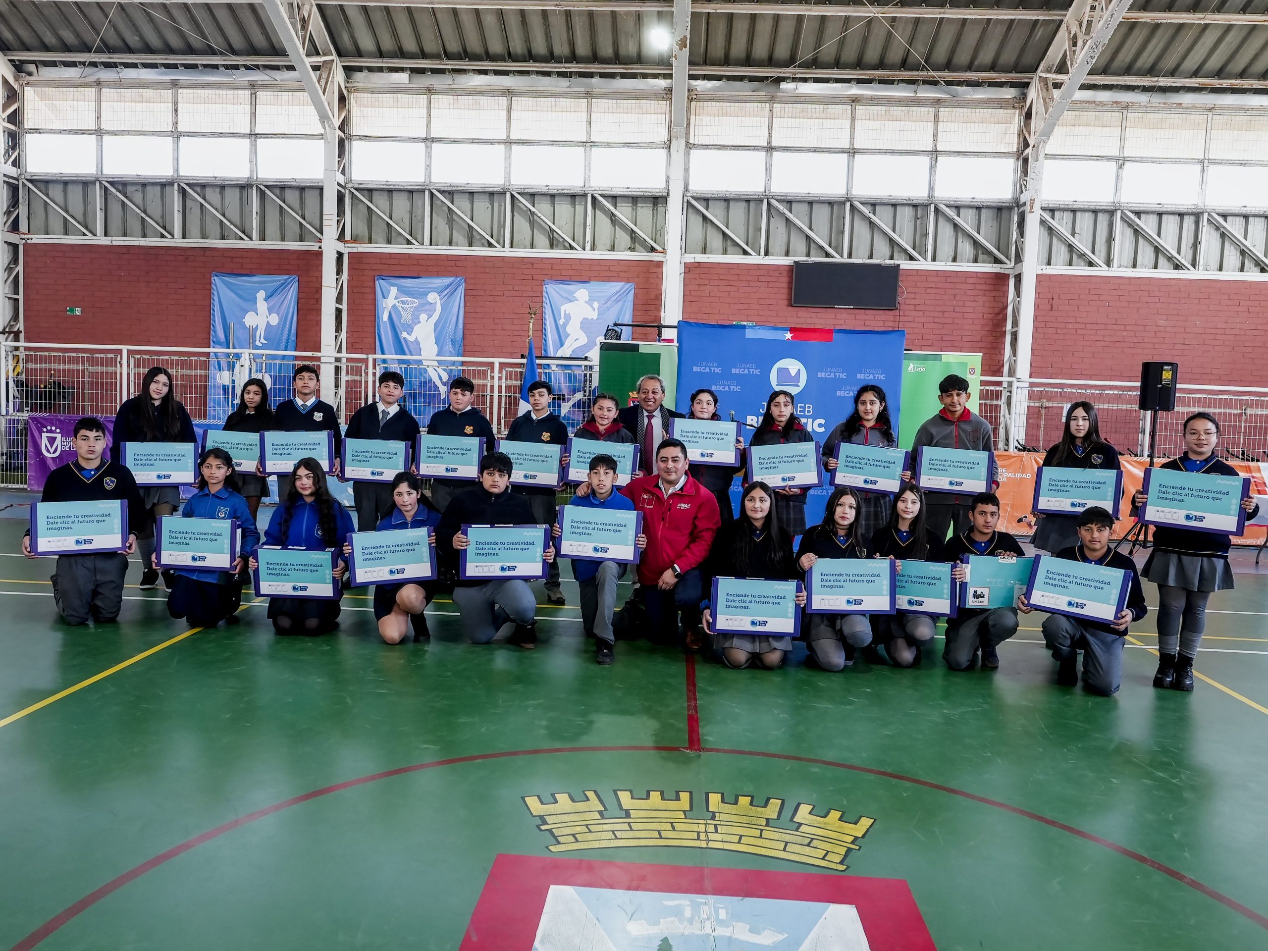 181 estudiantes de Laja reciben computadores de la Beca TIC 2026