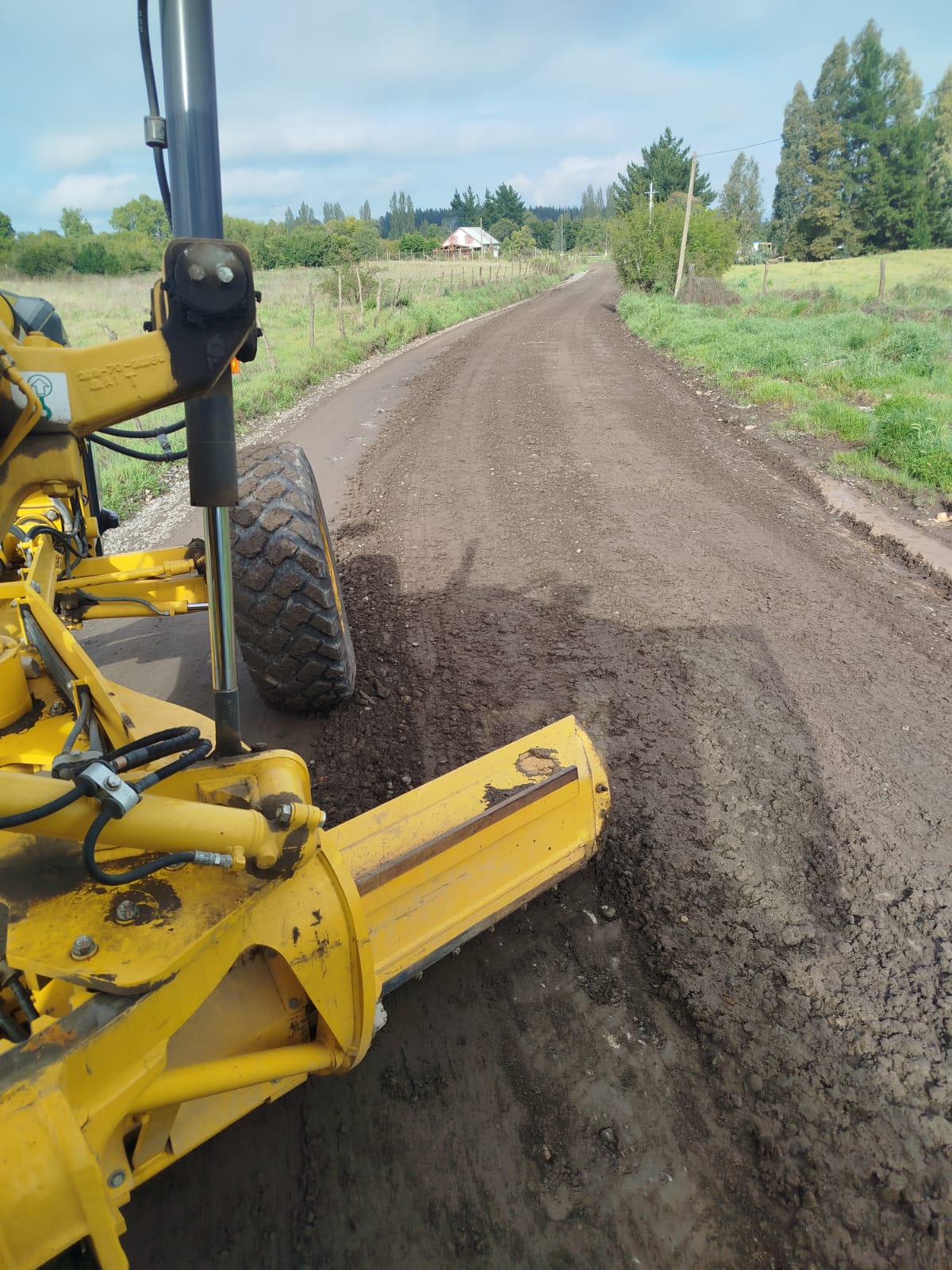 Municipio ejecuta trabajos de mejoramiento y prevención en caminos vecinales de sectores rurales