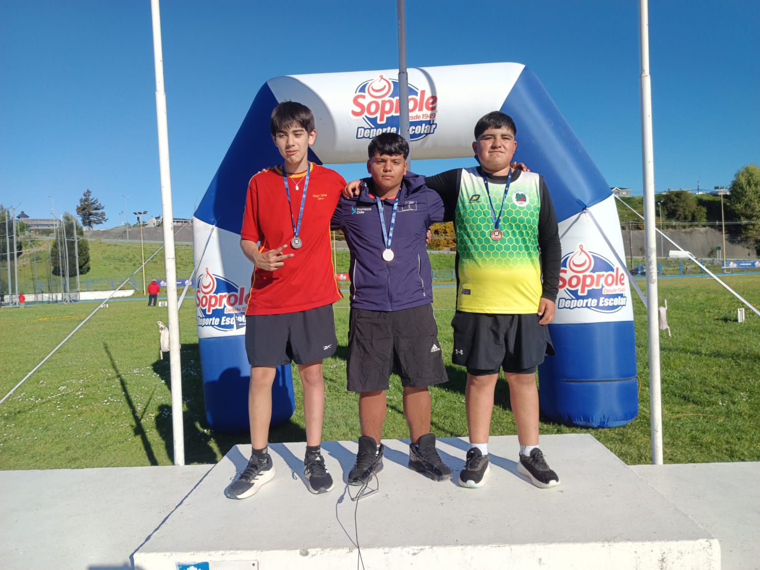 Atletas lajinos rompen récords en el campeonato escolar nacional en Puerto Montt