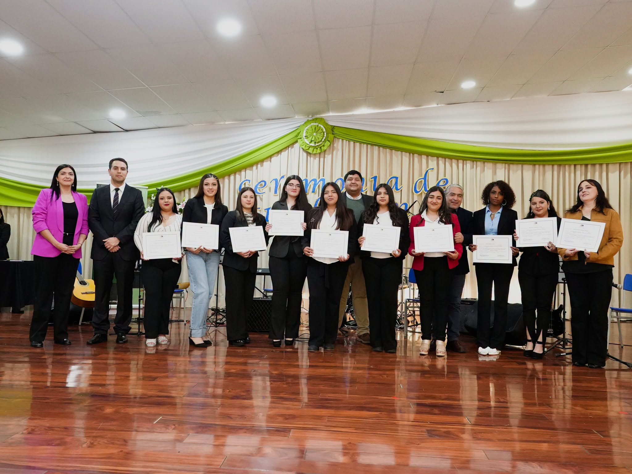 ESTUDIANTES DEL LICEO TÉCNICO PROFESIONAL HÉROES DE LA CONCEPCIÓN RECIBIERON SUS TÍTULOS